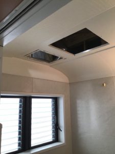 浴室換気扇交換作業中