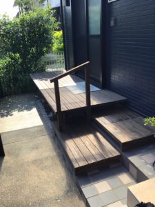 ウッドデッキ階段手すり取付後