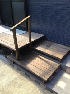 ウッドデッキ階段手すり取付後