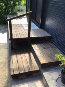 ウッドデッキ階段手すり取付後