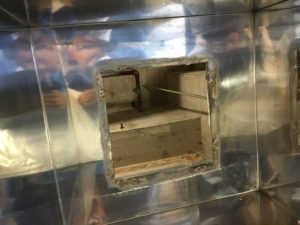 給湯室換気扇交換施工中