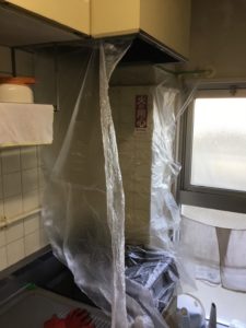 給湯室換気扇交換施工中