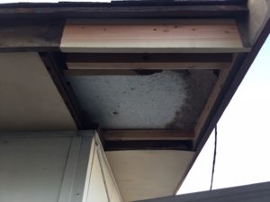 雨漏り補修施工中