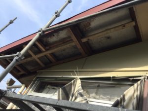 雨漏り補修施工中