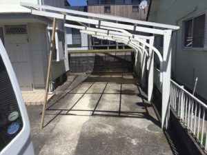 車庫波板貼替施工中